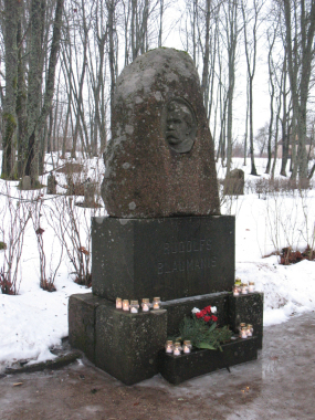 Blaumaņa piemineklis rakstnieka 150. dzimšanas dienā, 2013. gada 1. janvāris. Z. Saulītes foto.