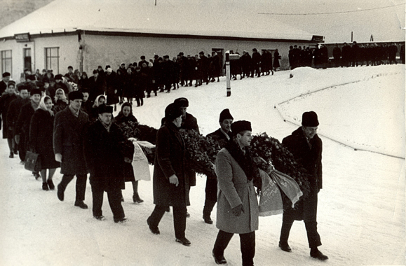 Blaumaņa simtgades svinības. Gājiens no Ērgļu KN uz Blaumaņa kapiem. 1963. gada 1. janvāris.