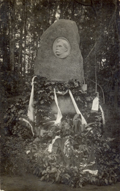 Blaumaņa piemineklis, 1930. gadi. A. Krūmiņa foto.